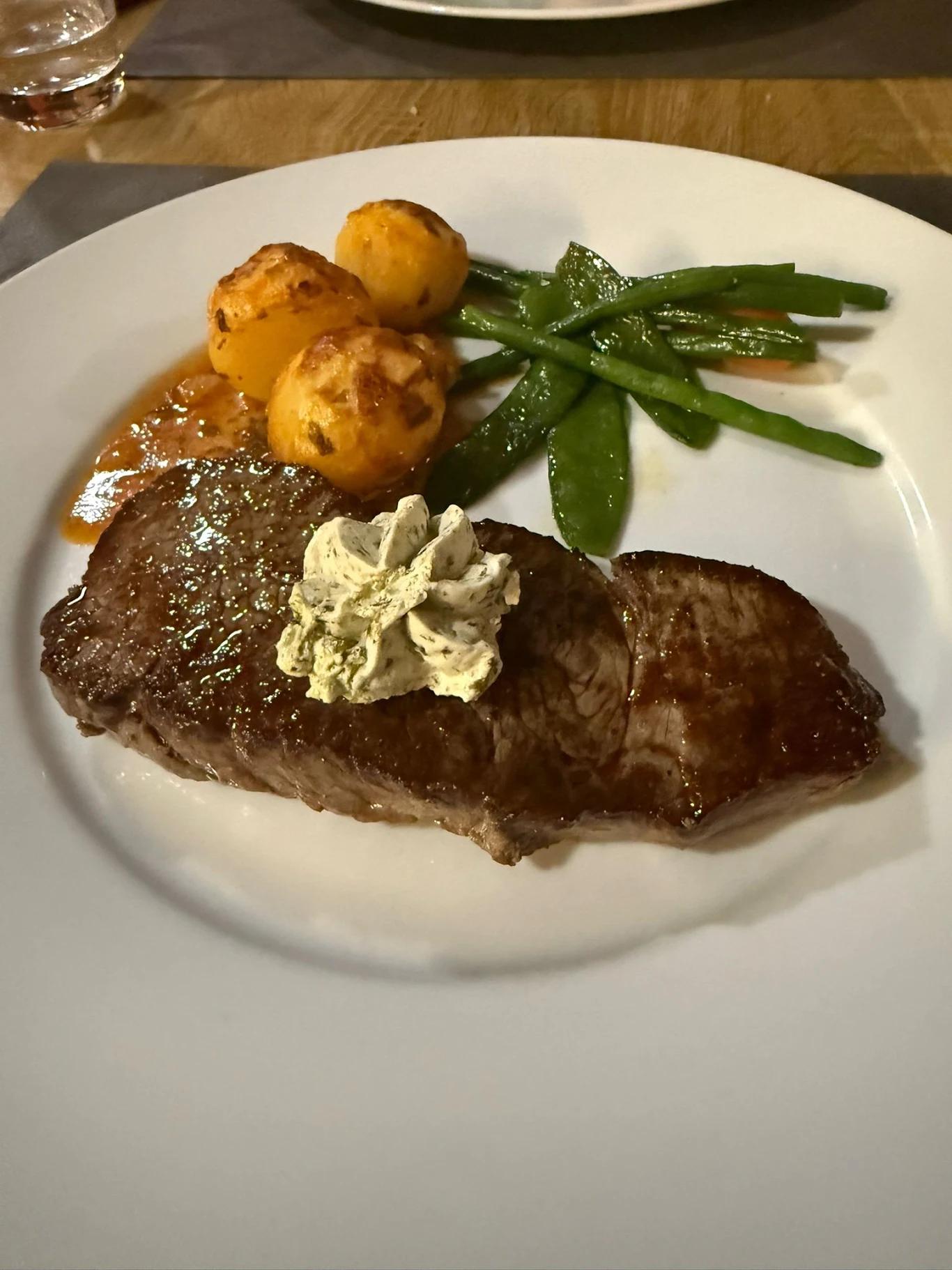 Pièce de viande et ses accompagnements